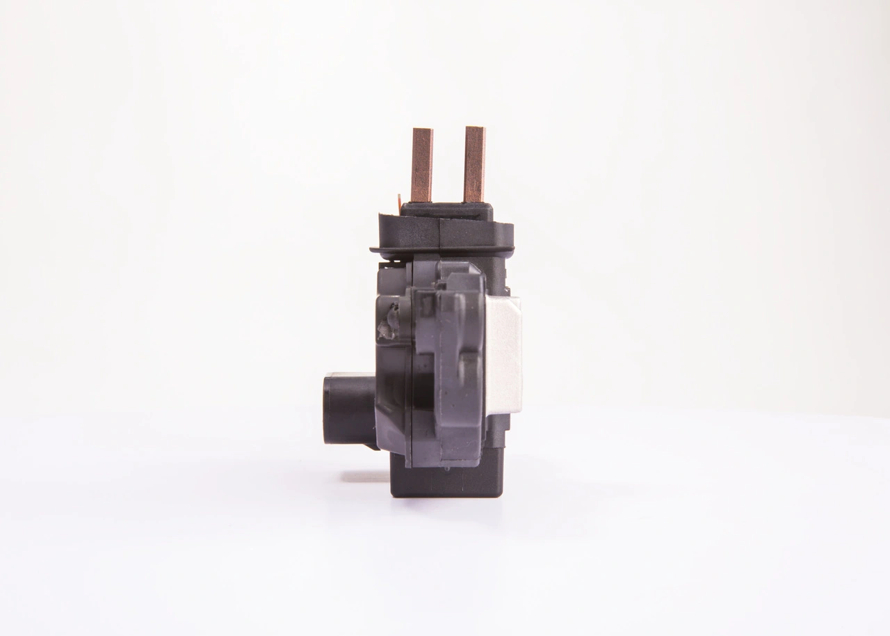 F00M144147 Bosch Реле-регулятор напряжения
