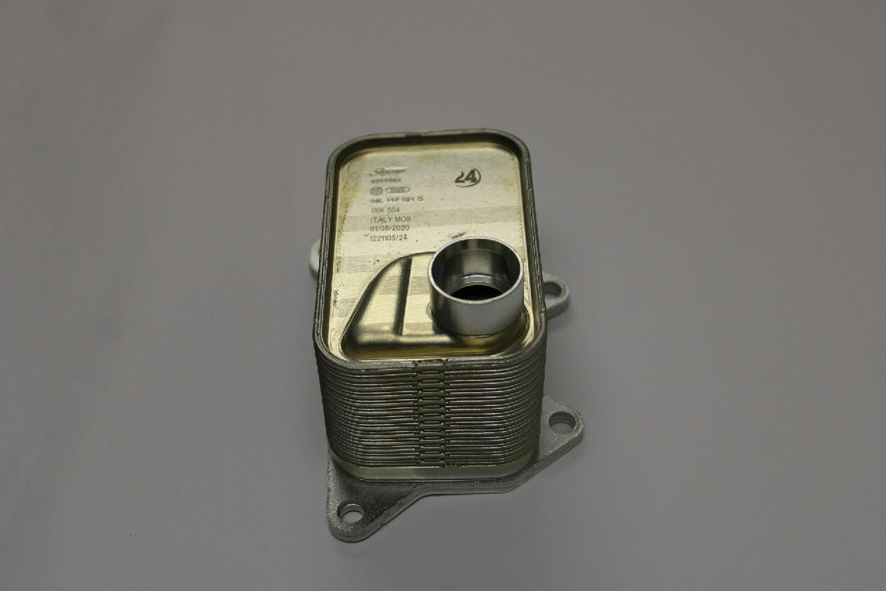 Радиатор масляный (холодильник), под фильтром VAG 06L117021G цена, от 217.82 USD