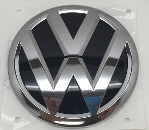 Фирменный значек на багажник на Volkswagen Passat B7 362