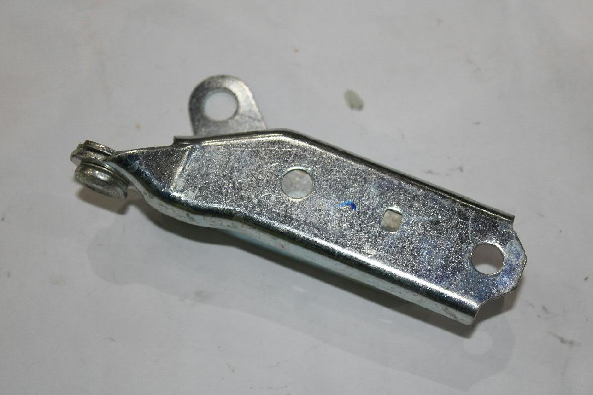 6Q0823302C VAG Шарнир капота правый