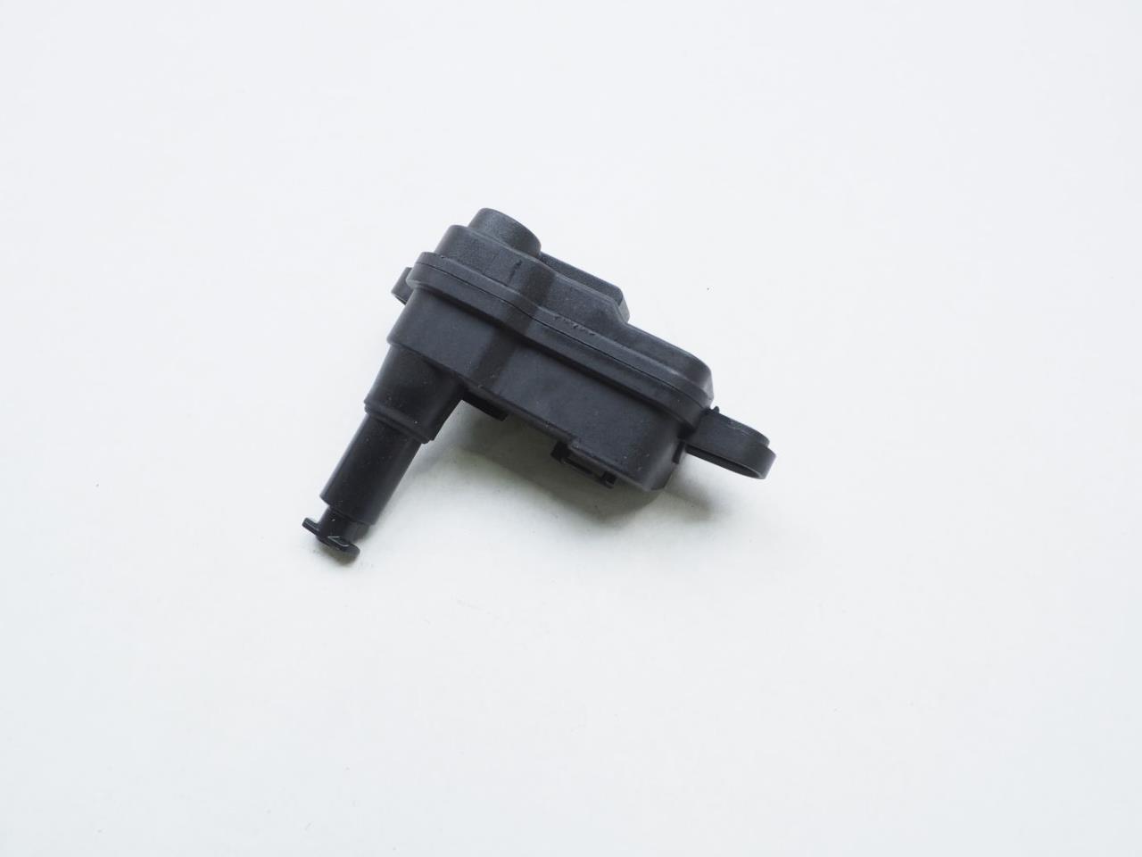 8V0862159 VAG Мотор-привод открытия лючка бака